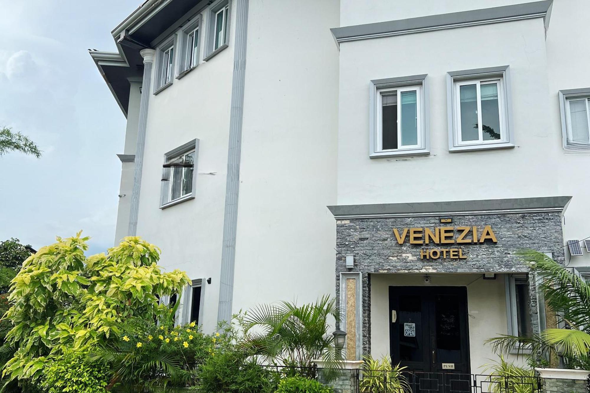 Venezia Suites Hotel Iloilo Extérieur photo