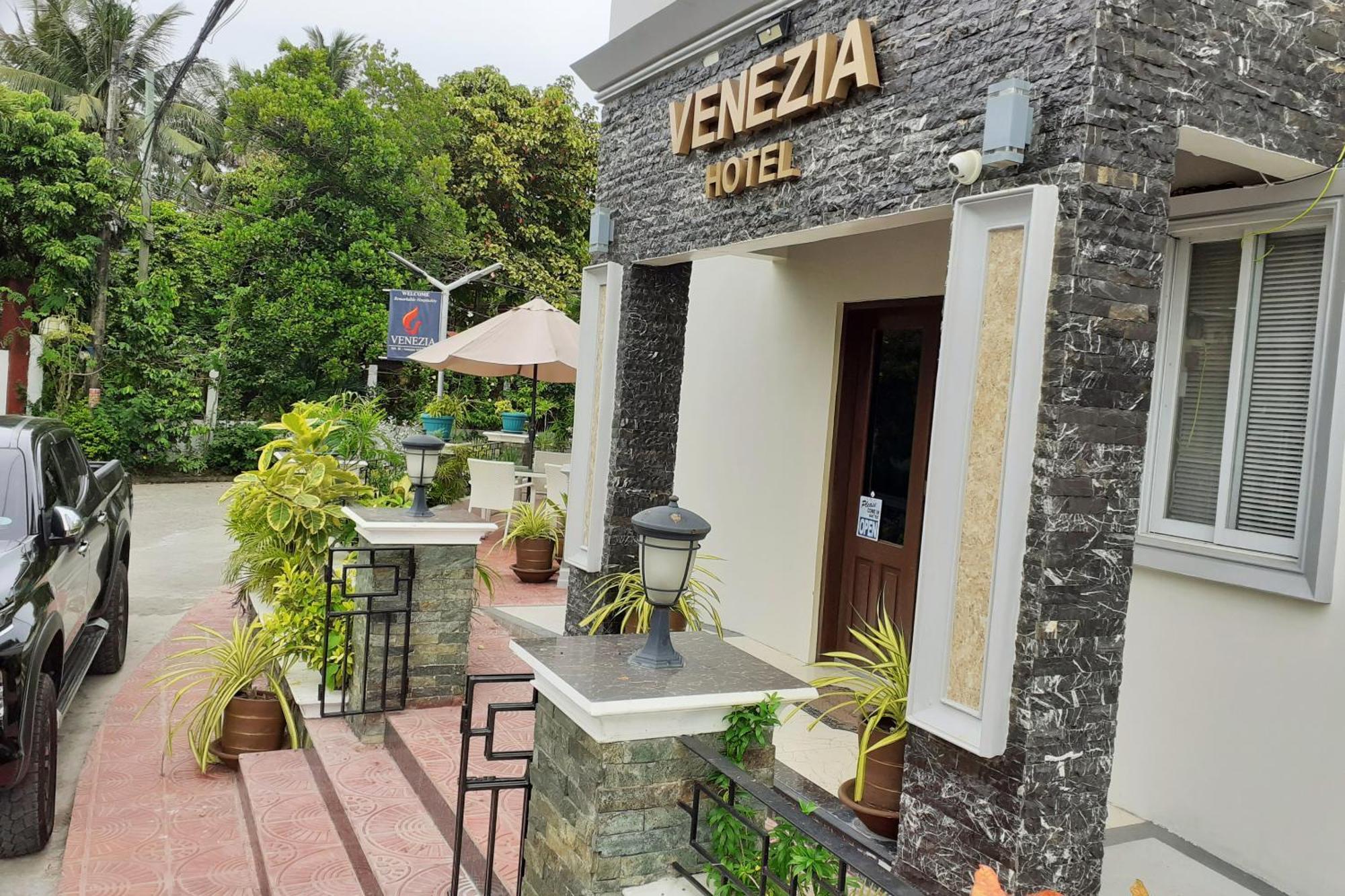 Venezia Suites Hotel Iloilo Extérieur photo